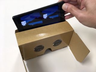 VR ゴーグルにスマホをセット